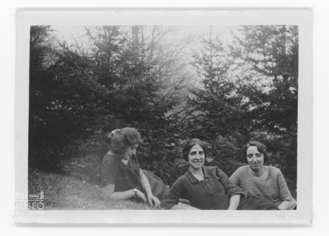 Tre donne sdraiate su un prato