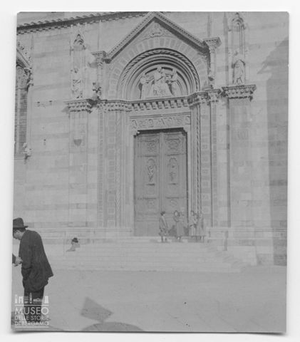 Veduta del portale della cattedrale di Grosseto