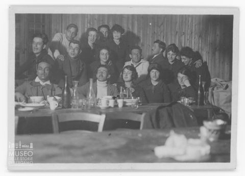 Gruppo di persone al ristorante