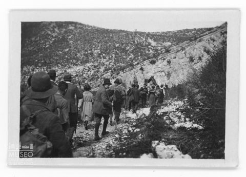 Gruppo di uomini e donne durante una gita in montagna