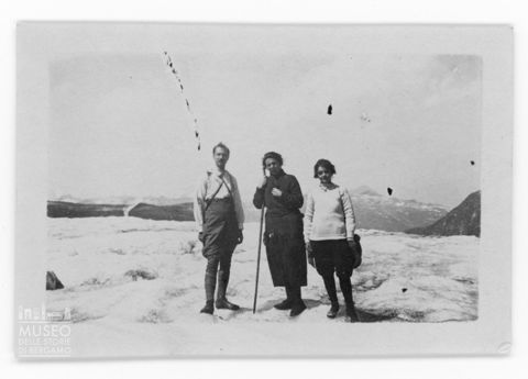 Due donne e un uomo in montagna