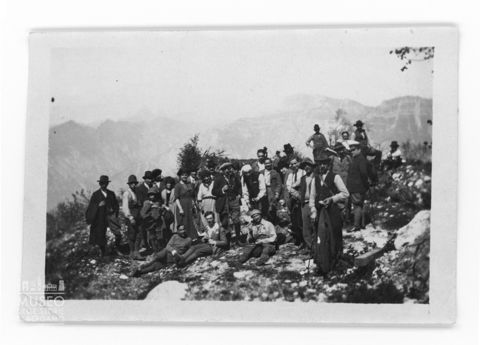 Gruppo di uomini e donne durante una gita in montagna