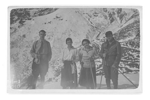 Due uomini e due donne durante una gita in montagna