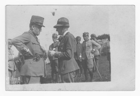 D'Annunzio a colloquio con un militare