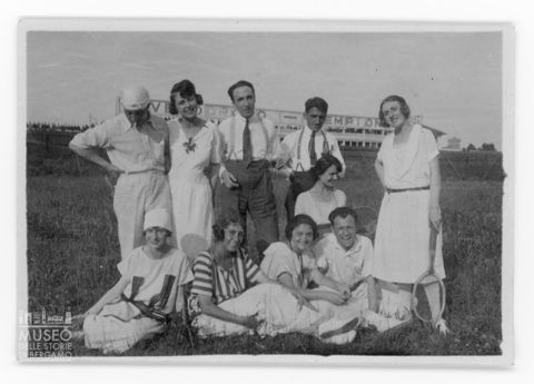 Ritratto di gruppo durante un campo sportivo