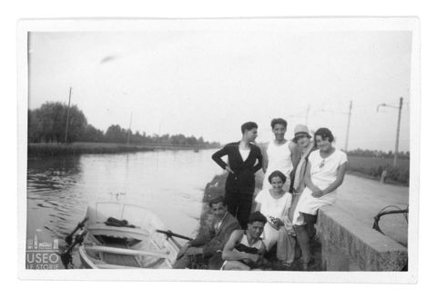 Gruppo di persone sulla riva di un corso d'acqua