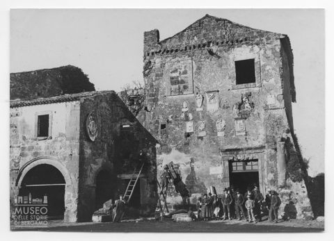 Ritratto di gruppo all'esterno del Palazzo del Podestà di Sovana
