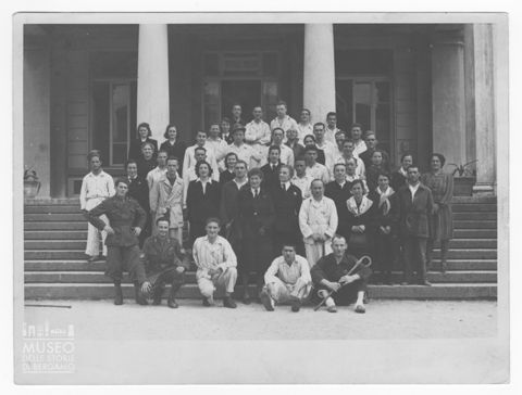 Ritratto di gruppo all'ingresso dell'Ospedale militare