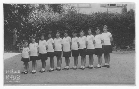 Ritratto di gruppo di bambine in divisa