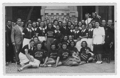 Ritratto di gruppo con dopolavoriste