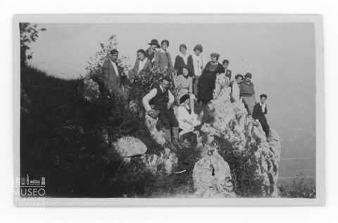 Ritratto di gruppo su una roccia