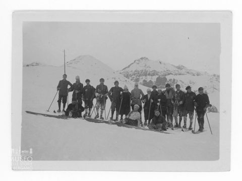 Ritratto di un gruppo di sciatori