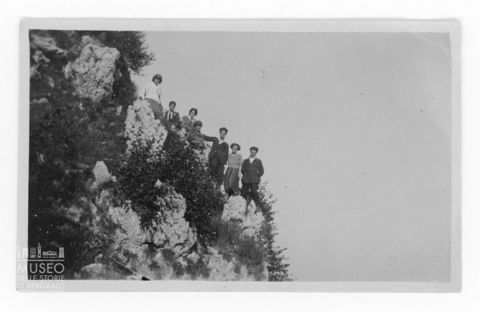 Ritratto di gruppo di giovani in montagna