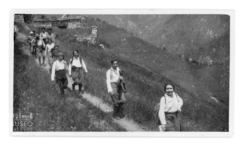 Gruppo di persone su un sentiero in montagna