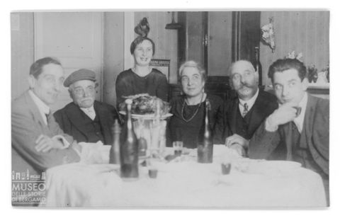 Ritratto di gruppo durante un pranzo