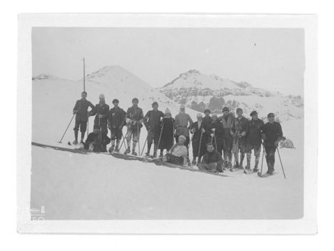 Ritratto di un gruppo di sciatori