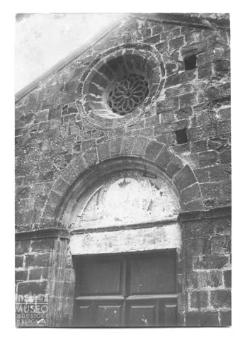 Porzione di facciata della Chiesa di Santa Maria di Pereta