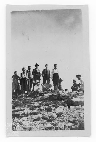 Ritratto di gruppo in montagna
