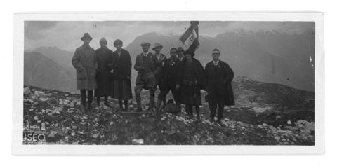 Ritratto di gruppo in montagna