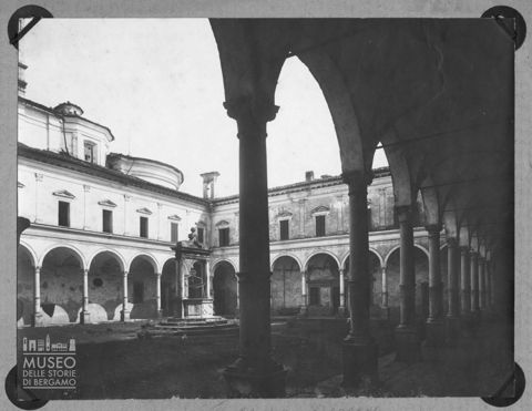 Chiostro dell'abbazia benedettina di San Paolo d'Argon