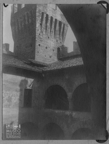 Castello di Malpaga - Loggiato e torre merlata
