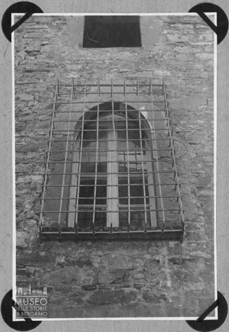 Finestra con inferriata