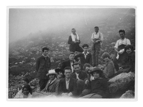 Gruppo di persone in un momento di pausa in montagna