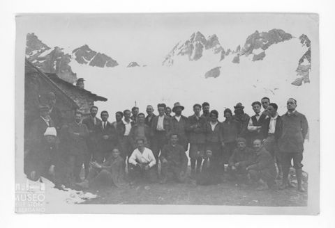 Ritratto di gruppo in montagna