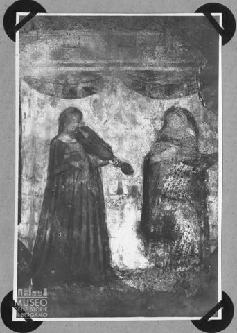 Affresco di due dame che suonano strumenti musicali