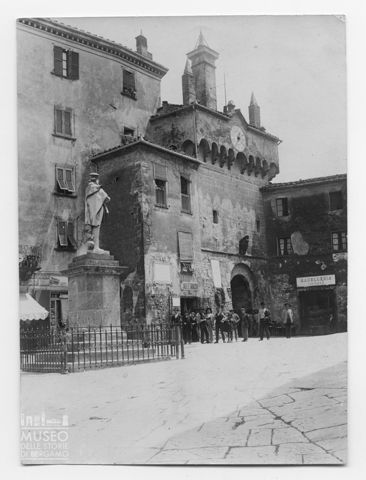 Ritratto di gruppo in piazza del Pretorio a Scansano