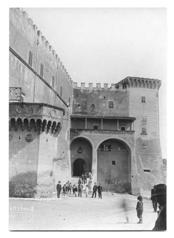 Ritratto di gruppo davanti alla facciata di Palazzo Orsini a Pitigliano