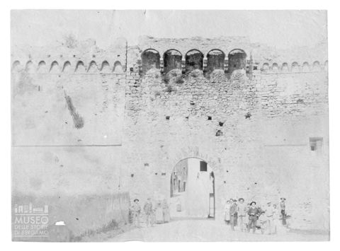 Ritratto di gruppo presso le Mura di Magliano in Toscana