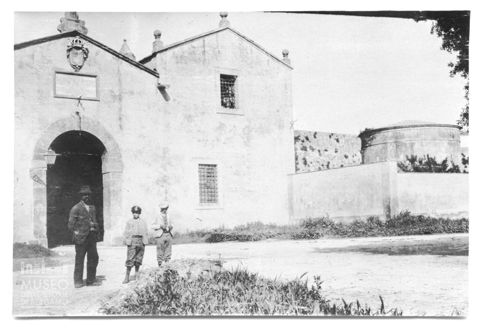 Ritratto di gruppo davanti a Porta a Terra di Orbetello