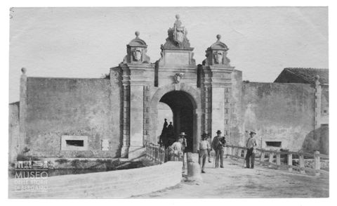 Ritratto di gruppo davanti a Porta a Terra di Orbetello
