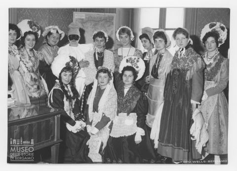 Un gruppo numeroso di donne in maschera
