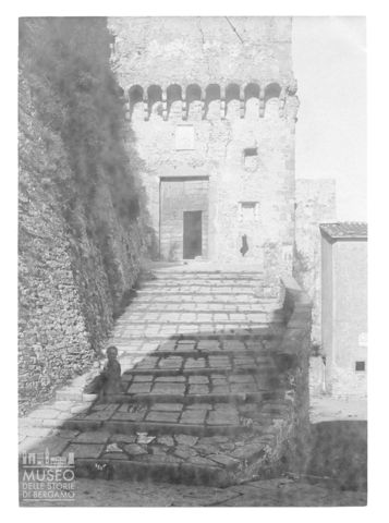 Ritratto di due bambini all'ingresso del Castello Malaspina