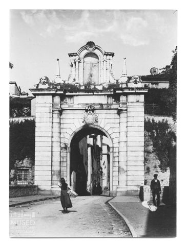 Veduta di una porta di accesso a Sarzana