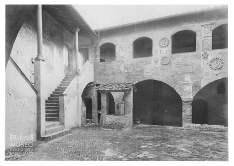Cortile del Palazzo Pretorio di Certaldo