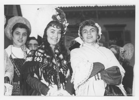 Tre donne in abiti d'epoca