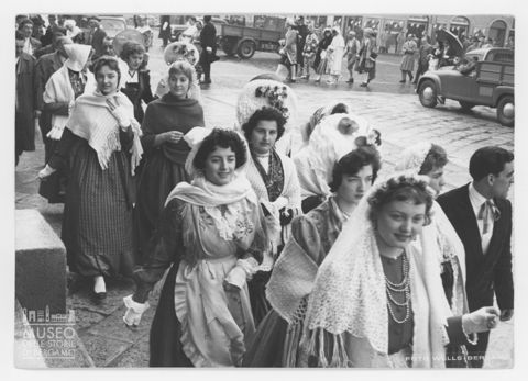 Sfilata di Mezza Quaresima con donne in costume d'epoca