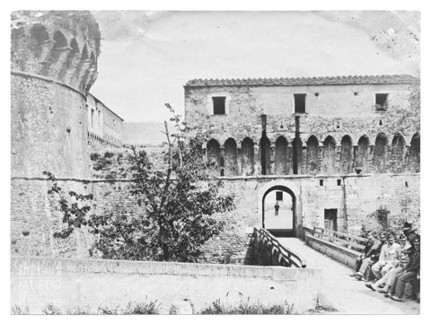 Ritratto di gruppo davanti all'ingresso della Cittadella di Sarzana