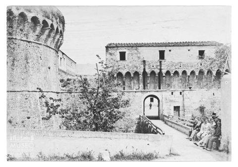 Ritratto di gruppo all'ingresso del Forte di Castruccio di Sarzana