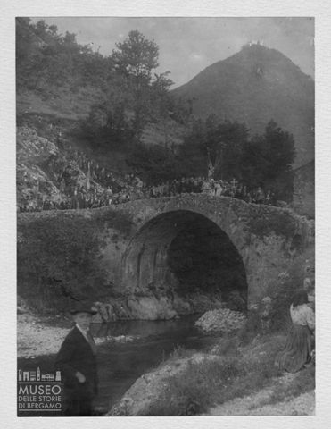 Processione su ponte in pietra