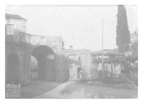 Veduta del portale di ingresso ad un borgo