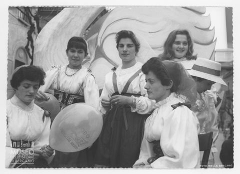 Gruppo di donne in maschera