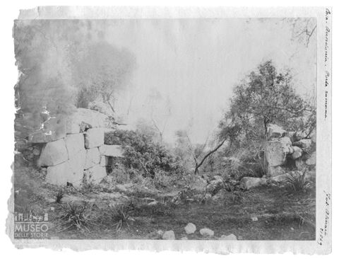 Resti della Porta Romana di Ansedonia