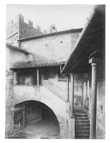 Particolare di un cortile
