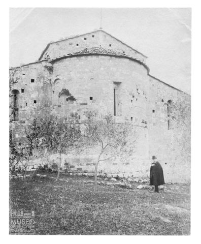 Ritratto di uomo davanti all'abside della Pieve di Santa Maria Assunta di Cellole