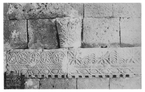 Particolare architettonico della Pieve di Santa Maria Assunta di Cellole