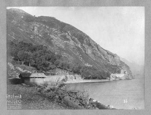 Riva del lago con strada litoranea